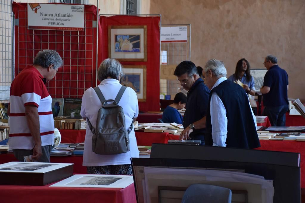 IMG-20230904-WA0010-1 Tanti visitatori e ottime vendite alla mostra “del Libro antico e della Stampa Antica”, 23esima edizione