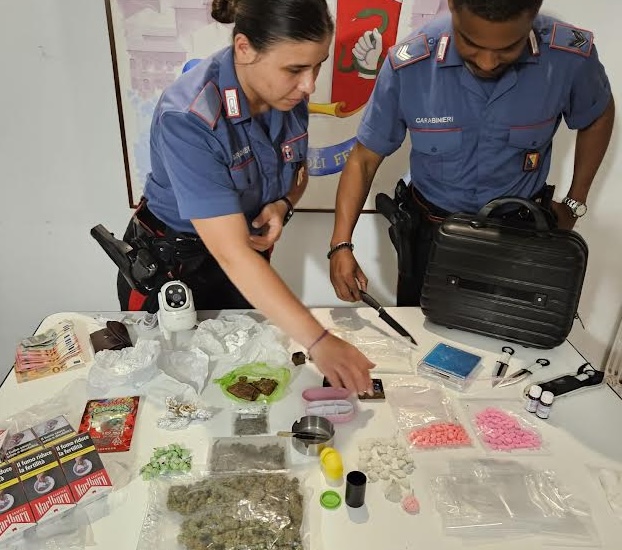 Badia Tedalda, nell’auto oltre 700 grammi di droga e 92 pasticche di ecstasy: arrestati due uomini
